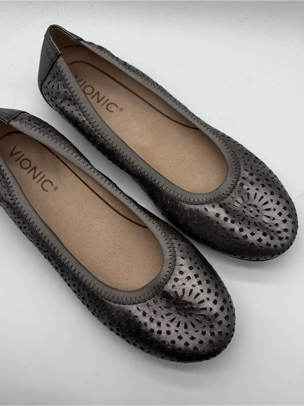 Vionic Robyn Perforated Metallic Leather Ballet Flats Women's Size 6.5 Shoes
